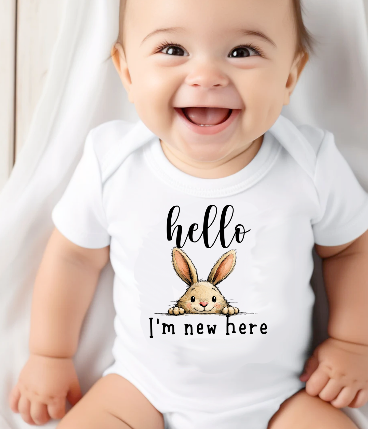 Hello I’m New Here Baby Onesie® – Cute Bunny Newborn Announcement Outfit – Gender Neutral Baby Bodysuit – Baby Shower Gift – Coming Home Outfit