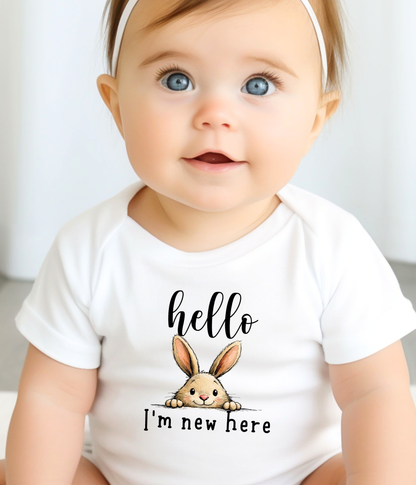 Hello I’m New Here Baby Onesie® – Cute Bunny Newborn Announcement Outfit – Gender Neutral Baby Bodysuit – Baby Shower Gift – Coming Home Outfit