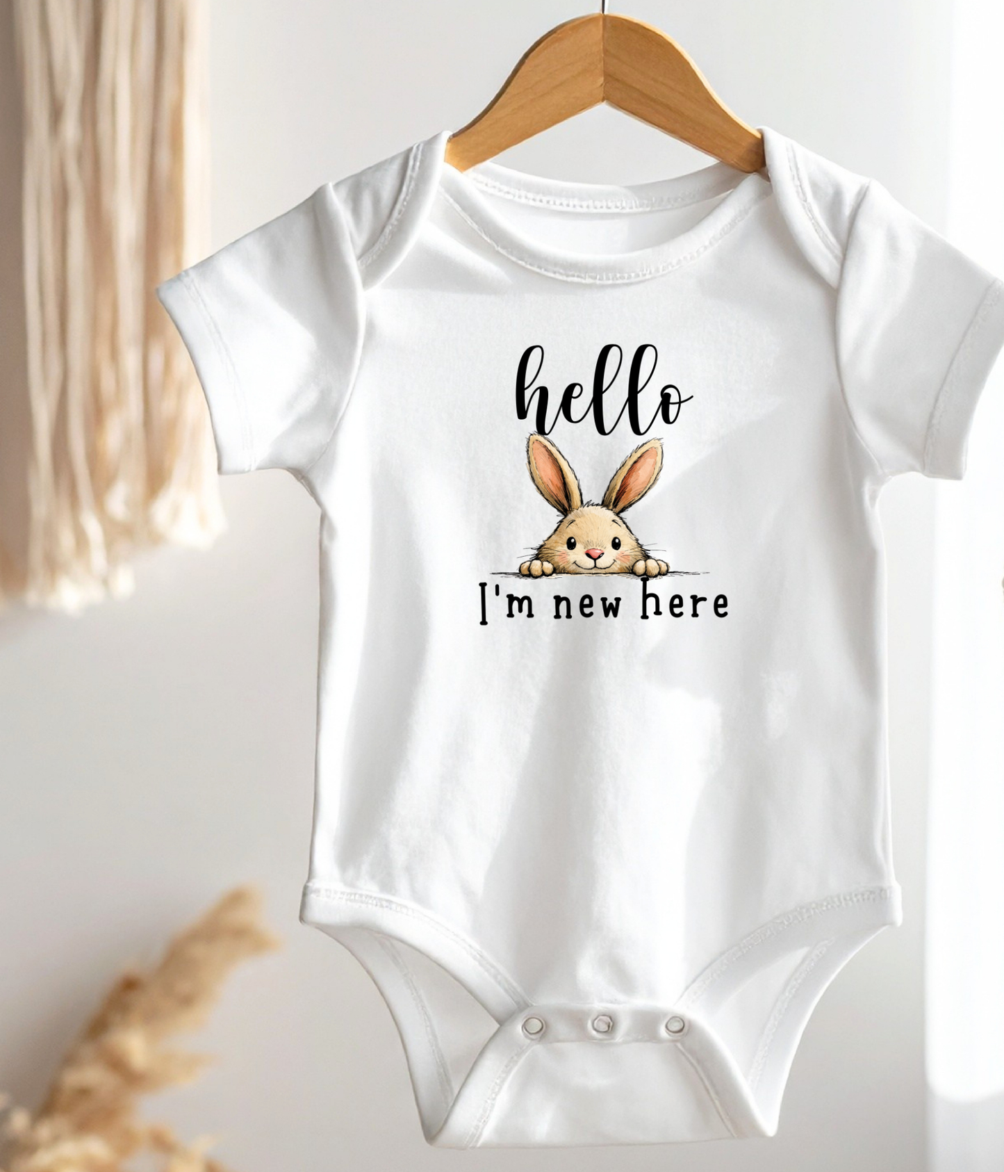Hello I’m New Here Baby Onesie® – Cute Bunny Newborn Announcement Outfit – Gender Neutral Baby Bodysuit – Baby Shower Gift – Coming Home Outfit