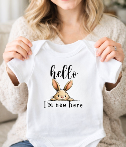 Hello I’m New Here Baby Onesie® – Cute Bunny Newborn Announcement Outfit – Gender Neutral Baby Bodysuit – Baby Shower Gift – Coming Home Outfit