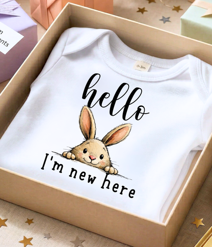 Hello I’m New Here Baby Onesie® – Cute Bunny Newborn Announcement Outfit – Gender Neutral Baby Bodysuit – Baby Shower Gift – Coming Home Outfit