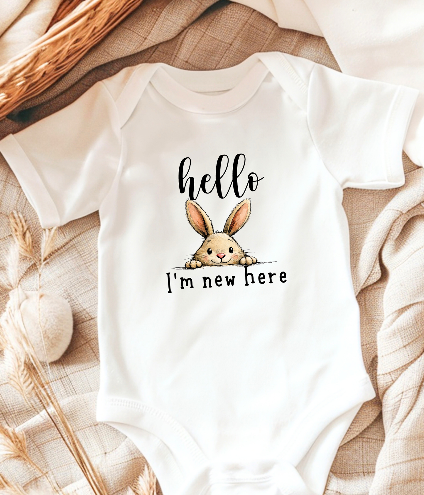 Hello I’m New Here Baby Onesie® – Cute Bunny Newborn Announcement Outfit – Gender Neutral Baby Bodysuit – Baby Shower Gift – Coming Home Outfit