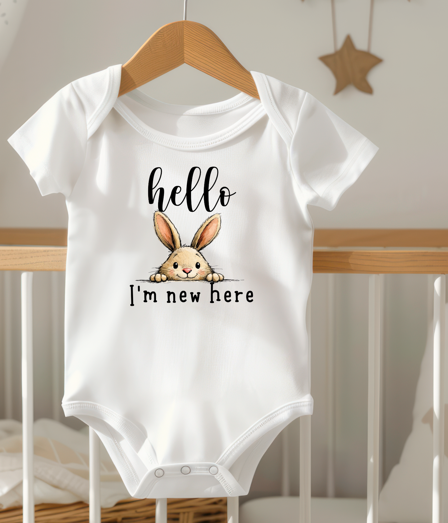 Hello I’m New Here Baby Onesie® – Cute Bunny Newborn Announcement Outfit – Gender Neutral Baby Bodysuit – Baby Shower Gift – Coming Home Outfit