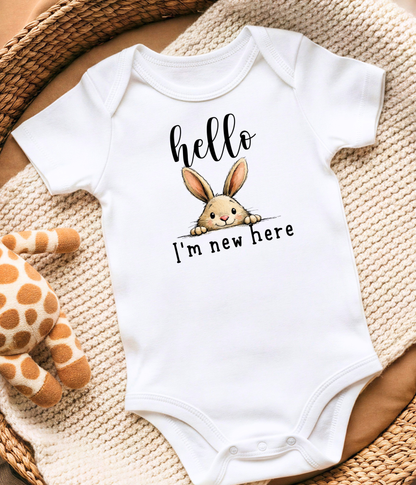 Hello I’m New Here Baby Onesie® – Cute Bunny Newborn Announcement Outfit – Gender Neutral Baby Bodysuit – Baby Shower Gift – Coming Home Outfit