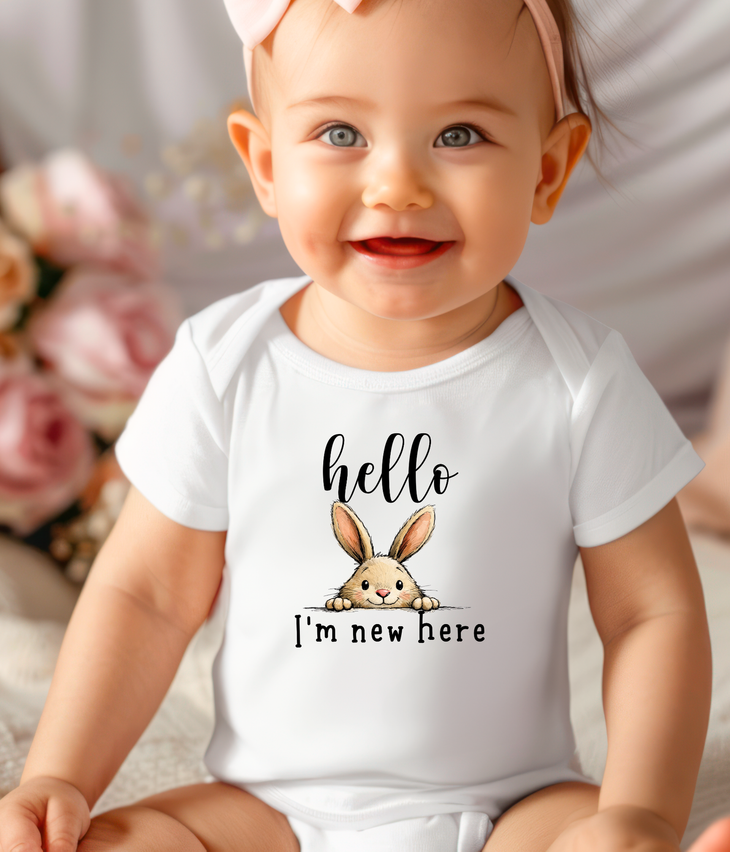 Hello I’m New Here Baby Onesie® – Cute Bunny Newborn Announcement Outfit – Gender Neutral Baby Bodysuit – Baby Shower Gift – Coming Home Outfit